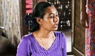 Encuentre un modelo en el confinamiento de los campos Rohingya...